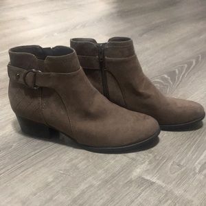 Brown, size 8, Unisa boots.